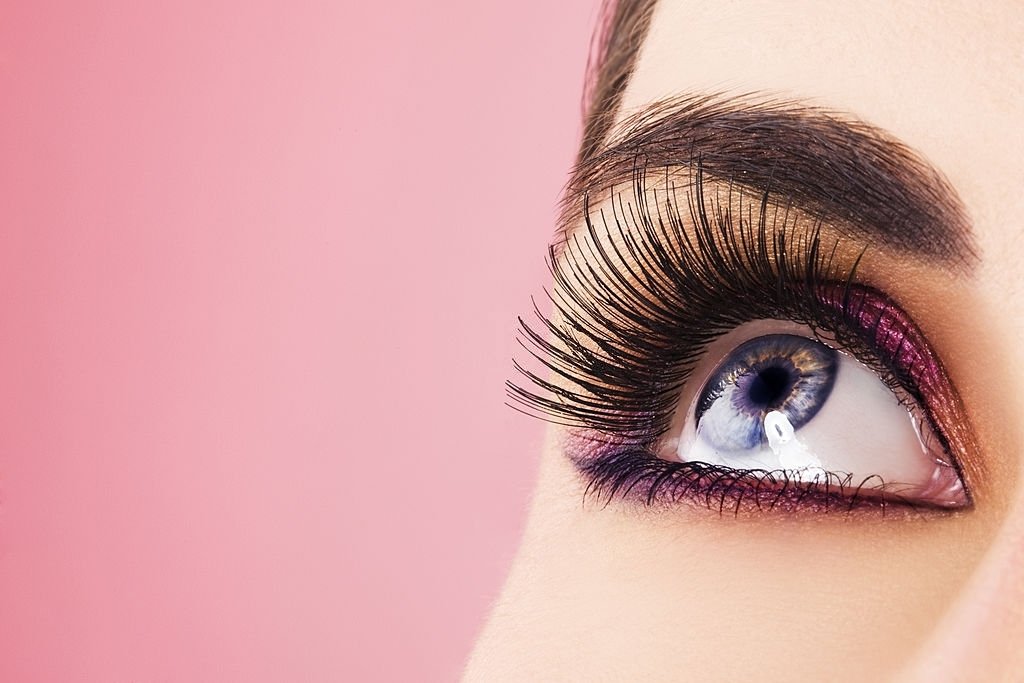 HOW TO PUT ON EYELASHES YOURSELF AT HOME: